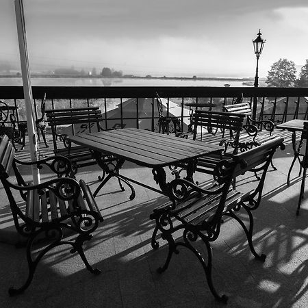 Hotel Wyrwidab Chodzież Esterno foto